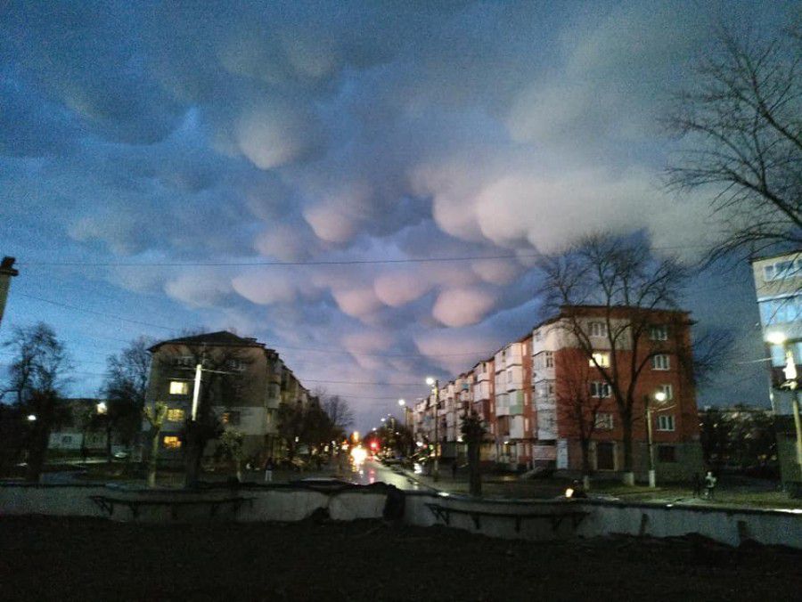 Незвичайні хмари в Калуші з'явилися після сильного вітру і дощу | Фото: Юлія Худяк-Мельник