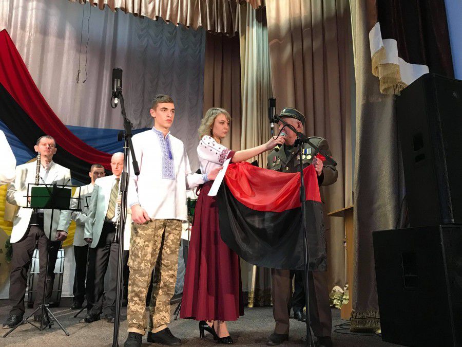 Голова Калуської міськрайонної станиці Братства вояків УПА Карпатського краю Степан Петраш передав стяг боротьби молодом