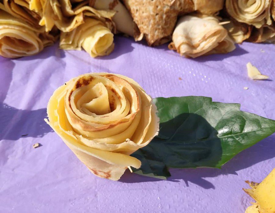 Смачні "троянди" з млинців за символічну плату  реалізували серед учасників дійства для допомоги онкохворій ди