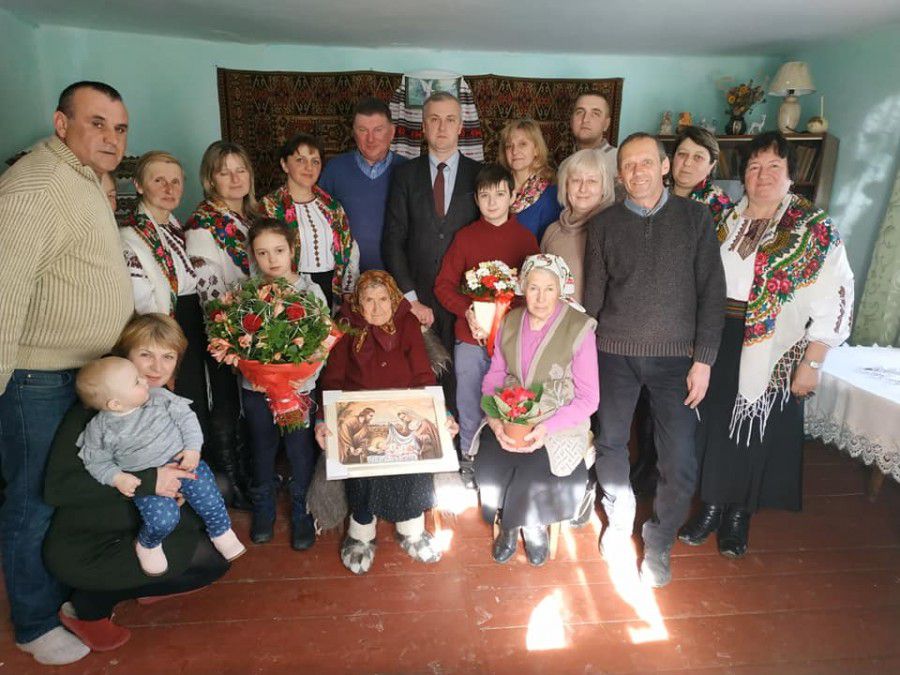 На сторіччя Розалія Левицьку прийшли привітати десятки односельців, найціннішими подарунками для жінки золотого віку ста