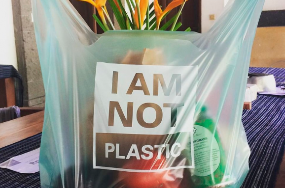 Ілюстрація. Українців запрошують долучитися до челенжа #giveupplasticforlent або #Великий_піст_без_пластику та відмовити