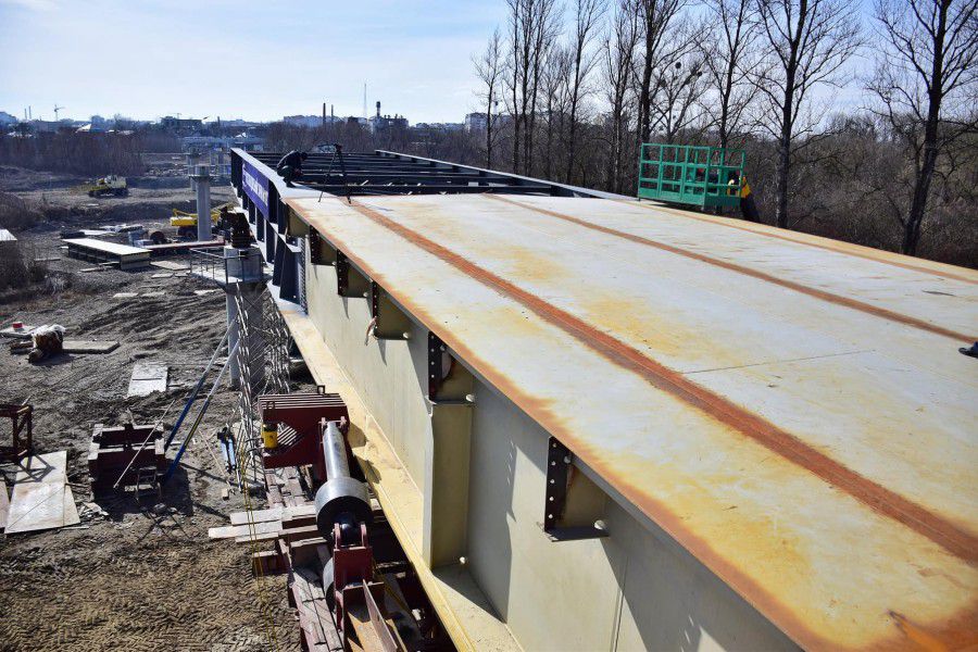 Загальна довжина мосту &ndash; 322 метри. Ширина проїзду &ndash; 5,5 метрів, по 2,5 м &ndash; ширина тротуарної зони, де