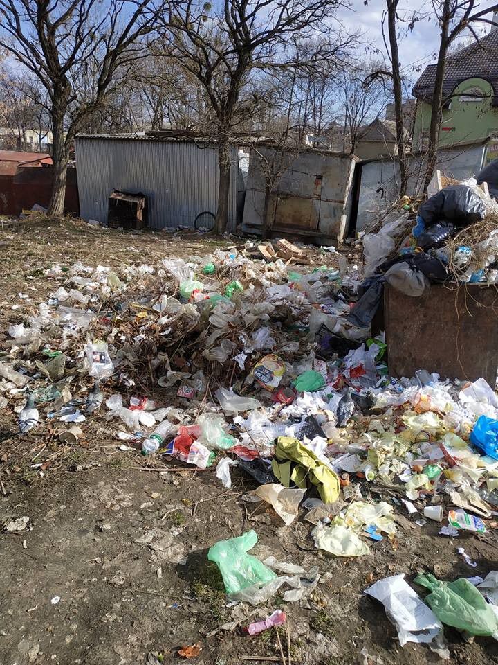 На березі річки утворили суцільне сміттєзвалище