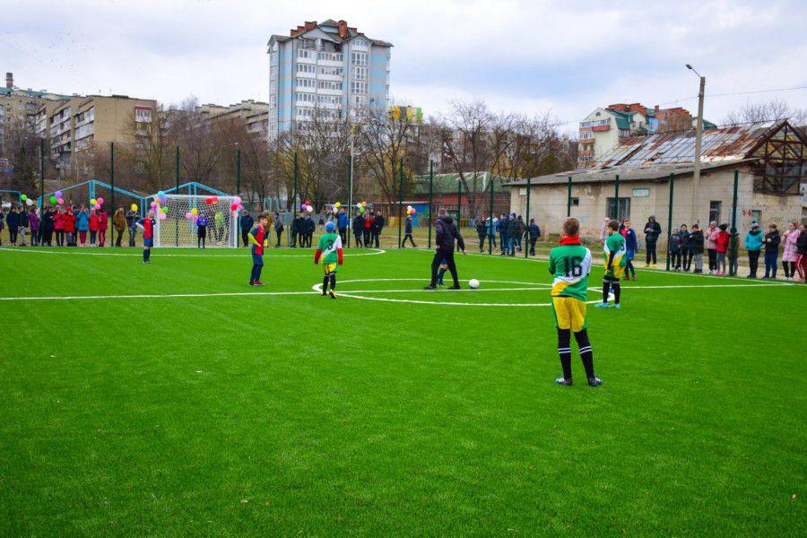 Тепер на майданчику постелили якісну штучну траву, яка послужить юним футболістам 10-15 років