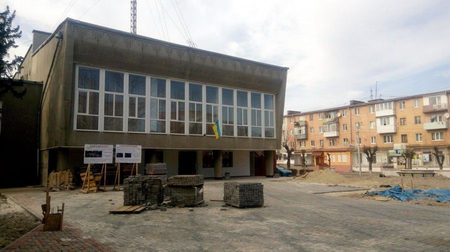 Бруківка навколо "Юності" після зими вже почала просідати