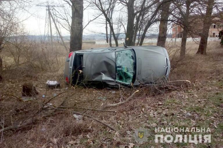 Через зіткнення автомобіль "BMW" виїхав на зустрічну смугу, з&rsquo;їхав у кювет і врізався у дерево