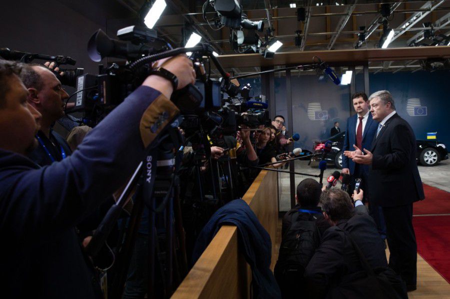 Президент Петро Порошенко заявив, що Україна розширила санкції проти країни-агресора Росії щодо осіб причетних до акту а