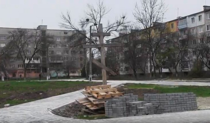 На підпірній стінці і вздовж пішохідних доріжок цьогоріч мають з&rsquo;явитися лавочки