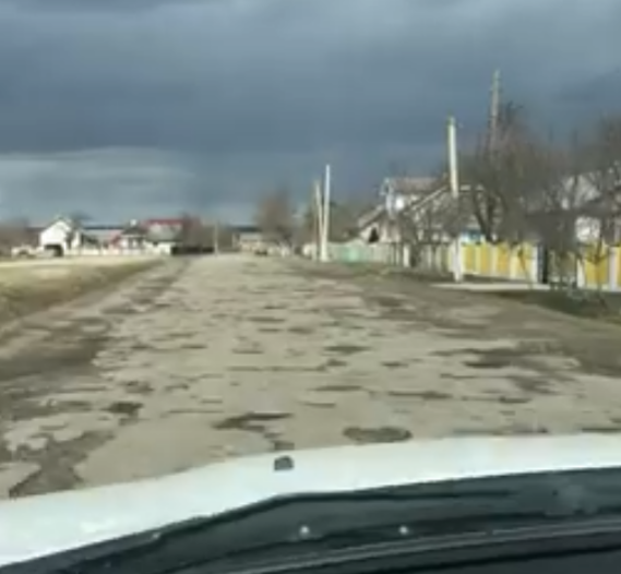 Місячний пейзаж відпочиває порівняно з "вбитою" дорогою села Верхня