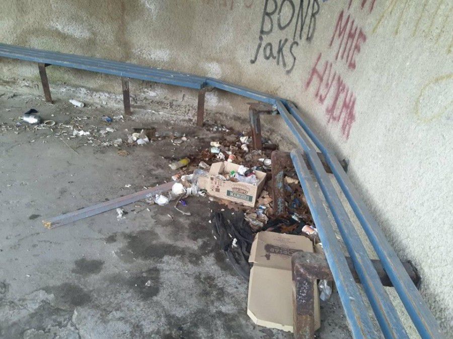 Купи сміття і кущі, які проламали асфальт, &mdash; це просто ознака відсутності будь-якого прибирання як такого