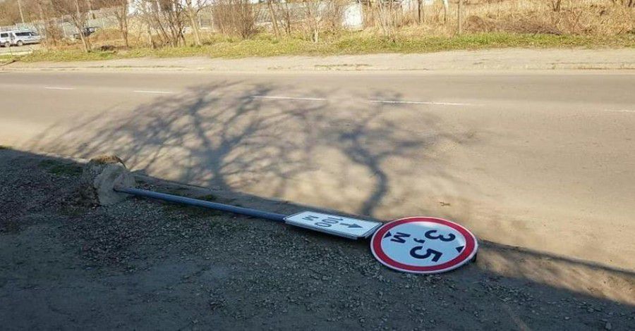 У Калуші, по вул. Грушевського лежить дорожній знак