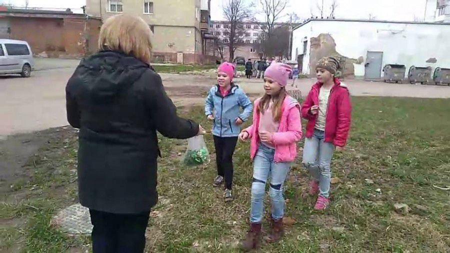 На завершення всі учасники толоки отримали цукерки.

