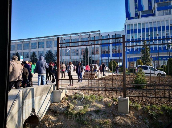 Приміщення перевірили, вибухівки не виявили, і роботу заводу відновили о 10:25