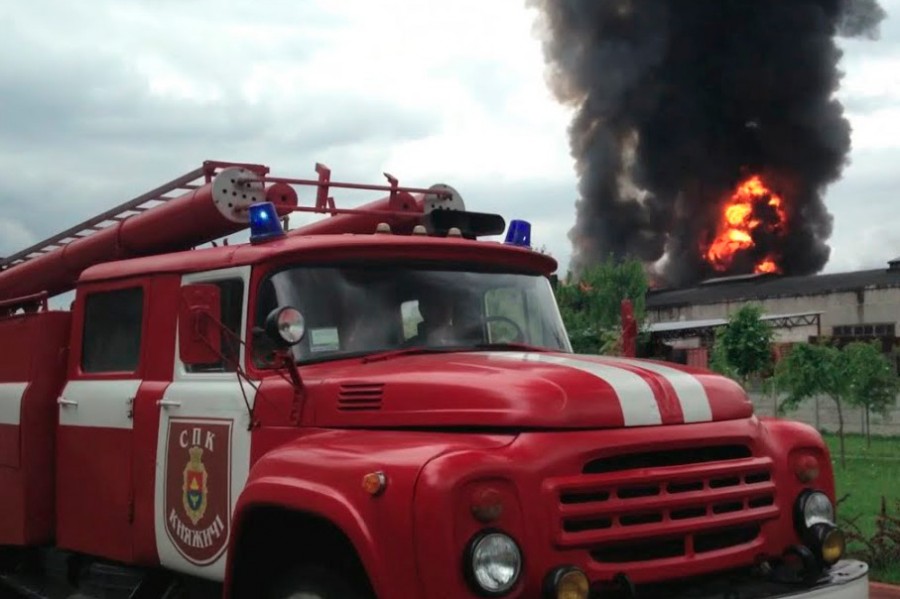 Ілюстрація. Підпалювачі сухої трави не розуміють небезпеки пожежі в промзоні, де розташовані небезпечні виробництва