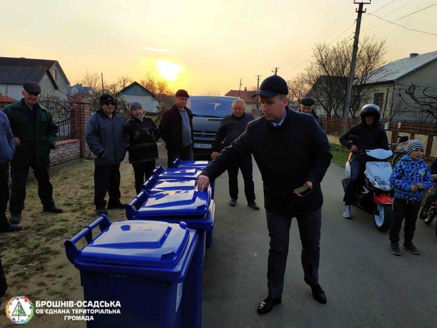 Жителям села Креховичі вручили сміттєві баки