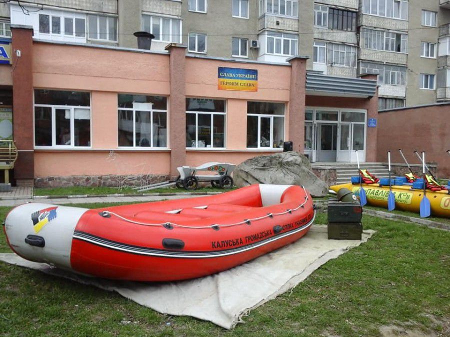 Виставка триває не тільки у виставковій залі, але і на вулиці, де учасники представляють туристичне спорядження | Фото: 