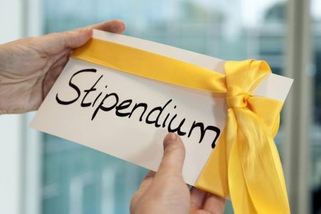 Ілюстрація. Якщо минулого року стипендії і одноразові грошів премії було призначено для 23-ох школярів міста, то вже цьо