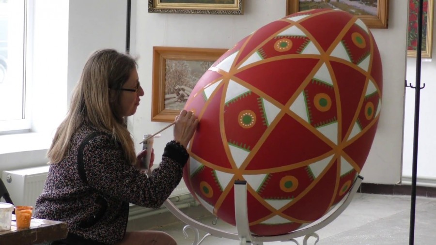 Одну з писанок минулого року розписувала зберігач фондів виставкової зали, художник Галина Турчик