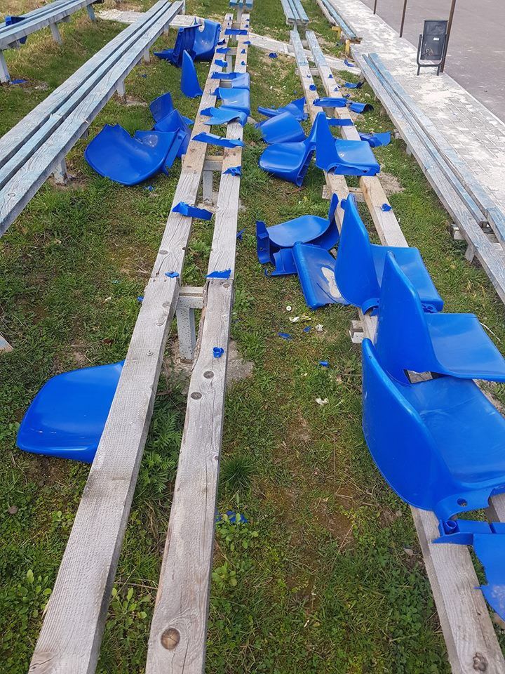 Вандали повністю знищили два ряди крісел