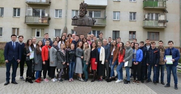 Після трьох годин наполегливої учнівської праці до роботи взялось журі, яке визначило переможців