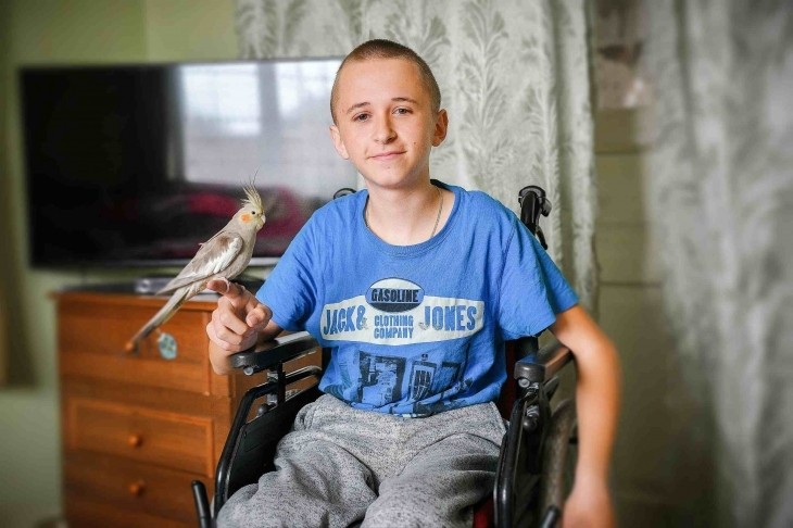 Лікарі переконані, що кістки у Володі стали міцнішими, але щоб повноцінно ходити, треба встановити таку ж пластину в інш