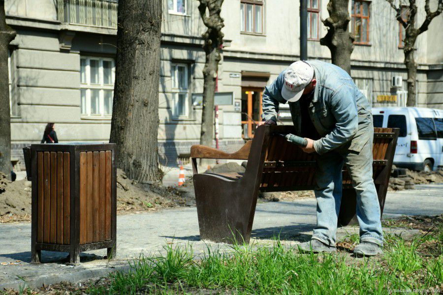 У проекті передбачено облаштування тротуарів та пішохідних доріжок, нове освітлення, вуличні меблі, відеоспостереження, 