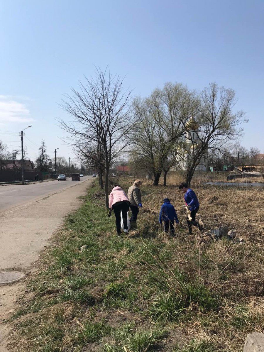 У Калуші до Великодніх свят прибирають місто силами комунальних структур та студентів
