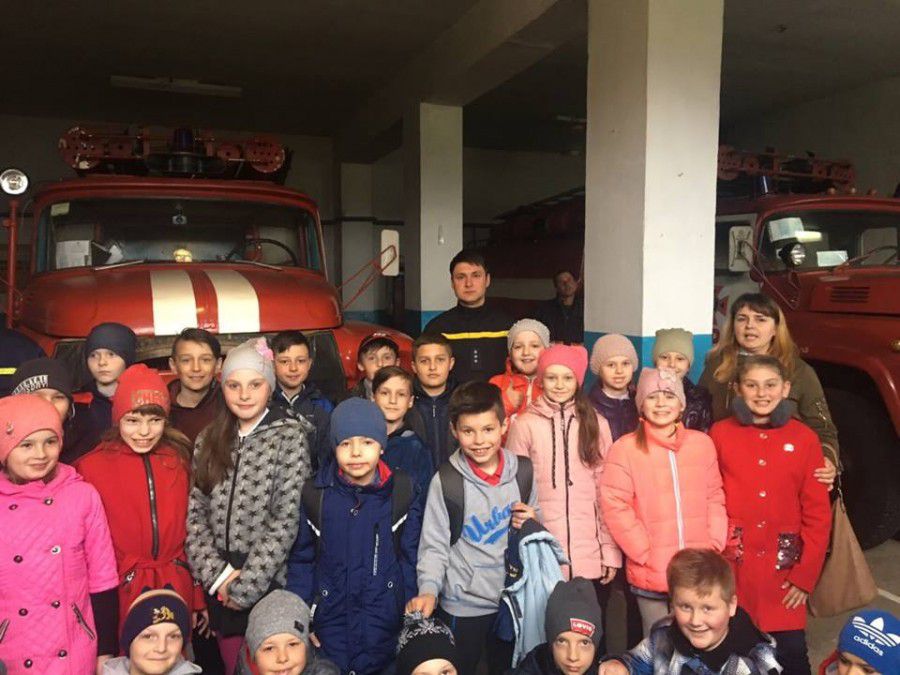 Після теоретичної частини дітям показали як пожежна техніка працює у реальних умовах