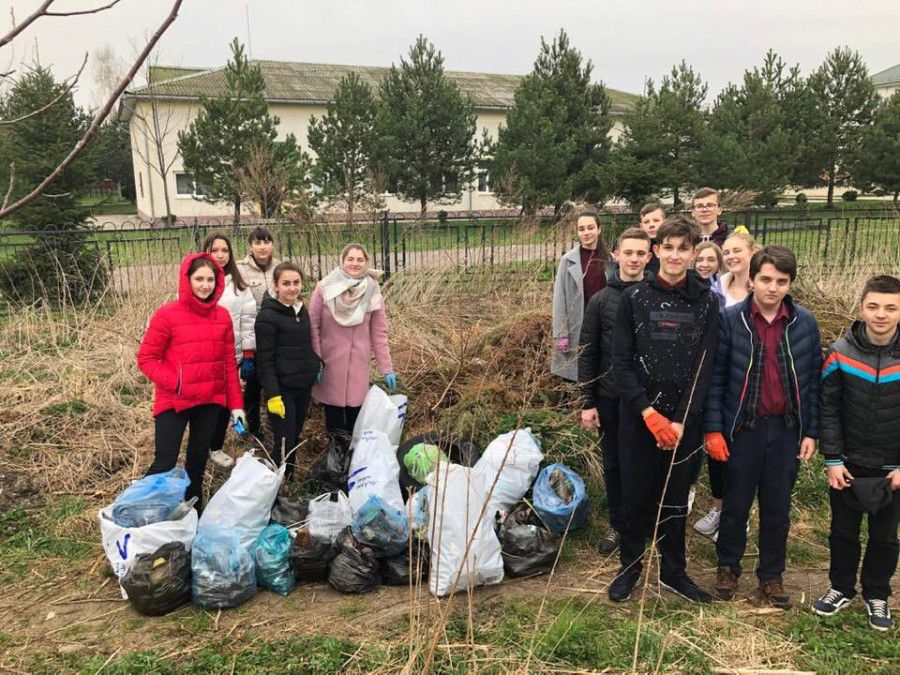 Калуські гімназисти прибрали територію, яка знаходиться за огорожею гімназійного стадіону