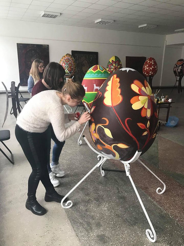 Сам процес розпису є досить кропітким. Адже він вимагає багато часу, терпіння та уваги | Фото: Ірина Кміть