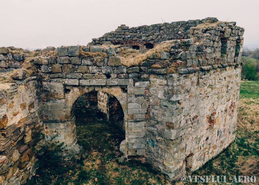 До сьогодні добре збереглася лише північна стіна замку. На ній ще залишилися сліди первісної штукатурки будівлі | Фото: 