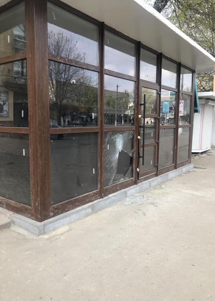 Хулігани розбили зокрема вітрину однієї з аптек