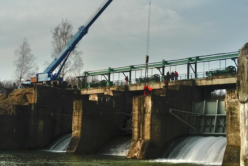 На початку квітня виготовлений новий затвор у комплекті з лапами було доставлено на Чечвинське водосховище