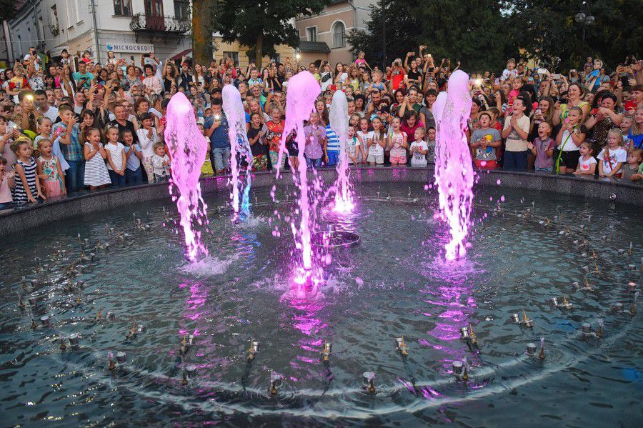 Новий фонтан на площі Героїв розпочав роботу минулого року до Дня Незалежності | Фото: Михайло Слободяник