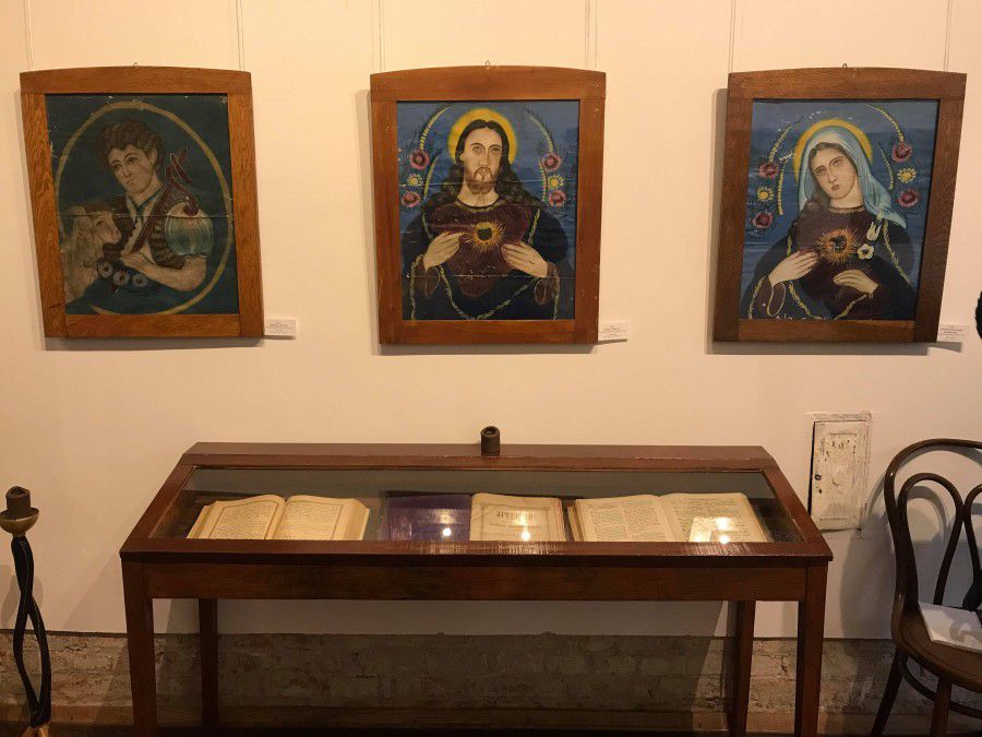 Усі ікони, представлені на виставці сакрального мистецтва, виконані в техніці наївного мистецтва | Фото: Ірина Кміть