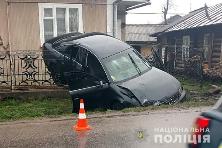 Через ДТП водій та 34-річний пасажир автомобіля отримали тілесні ушкодження, від госпіталізації відмовилися