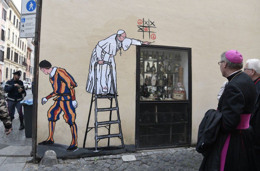 Таке графіті з'явилося 2016 року над вікном крамниці поблизу Ватикану. Проте незабаром комунальники змили його | Фо