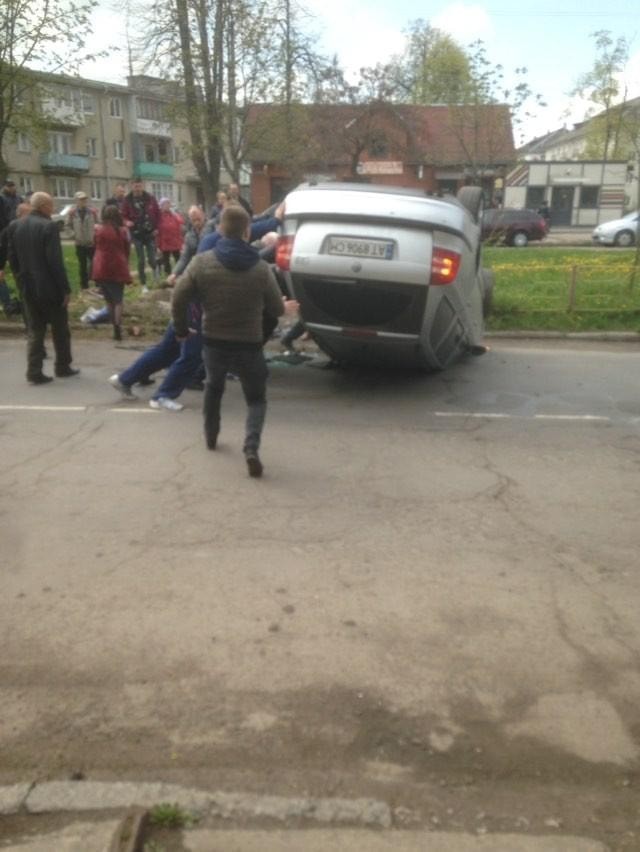 Небайдужі очевидці допомогли перевернути автівку та поставили її на місце