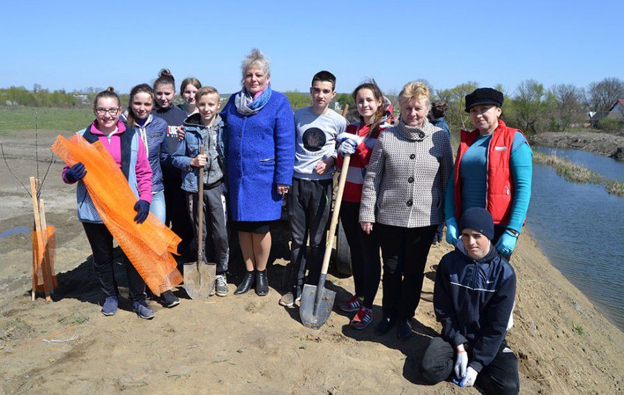 Учні місцевої школи та ТзОВ &laquo;Ґудвеллі&raquo; висадили &ndash; у трьох локаціях &ndash; яблуневі сади