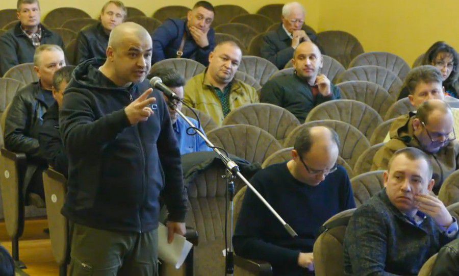 Будемо тут стояти і співати пісеньки, раз Калуська міська рада нас ігнорує, звернувся до депутатів Віталій Маліборський