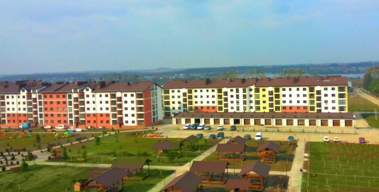 Заплановано будівнитцво шести багатоповерхівок, спортивних та дитячих майданчиків, зони дозвілля для дорослих, а також в