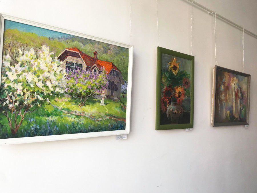 Зараз у виставковій залі Калуша на вулиці Дзвонарська калуські митці презентують виставку "Весняна"