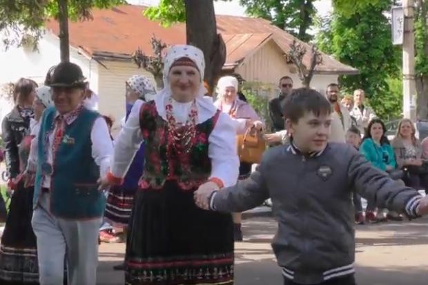 Гаївки водили вихованці та учасники фольклорно-етнографічних колективів, які діють при палаці культури "Мінерал&quo