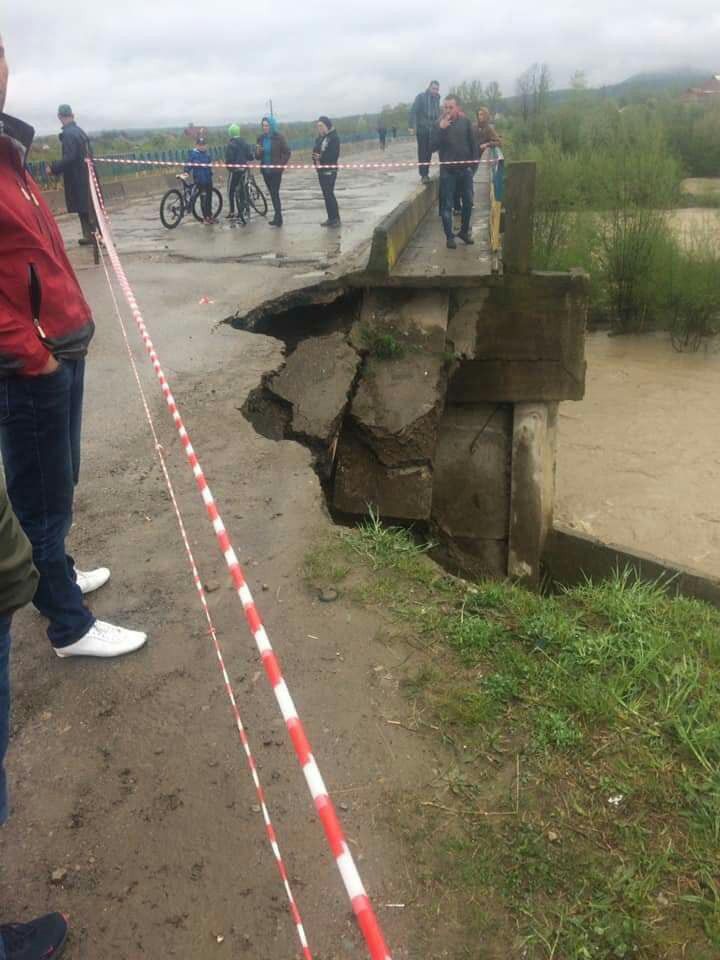 Дорога в Биткові сповзає в річку разом із мостом