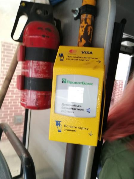 Пристрій налаштований таким чином, що списання коштів за проїзд здійснюється без введення ПІН-коду