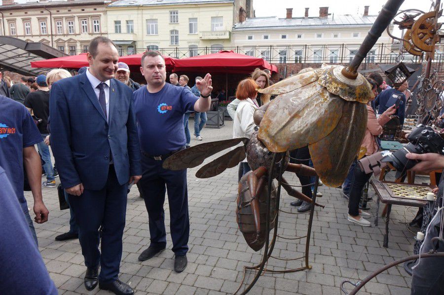 Металева бджола поповнить вуличну колекцію Івано-Франківська