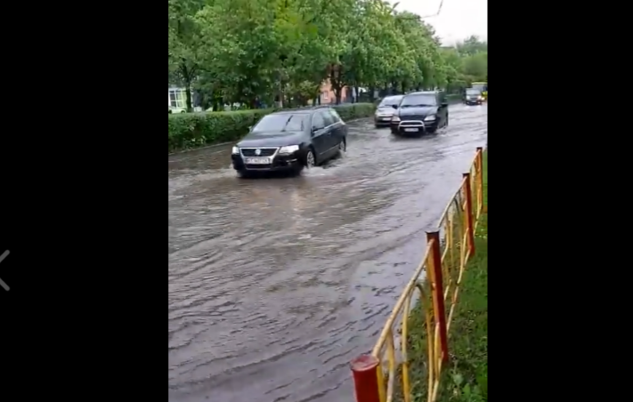 У Калуші внаслідок зливи підтопило вулиці й тротуари міста, перетворивши його у справжню Венецію