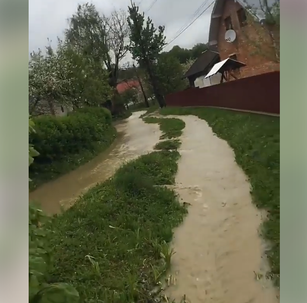 Однією з причин паводків є захаращеність водостічних канав та потічків різним сміттям