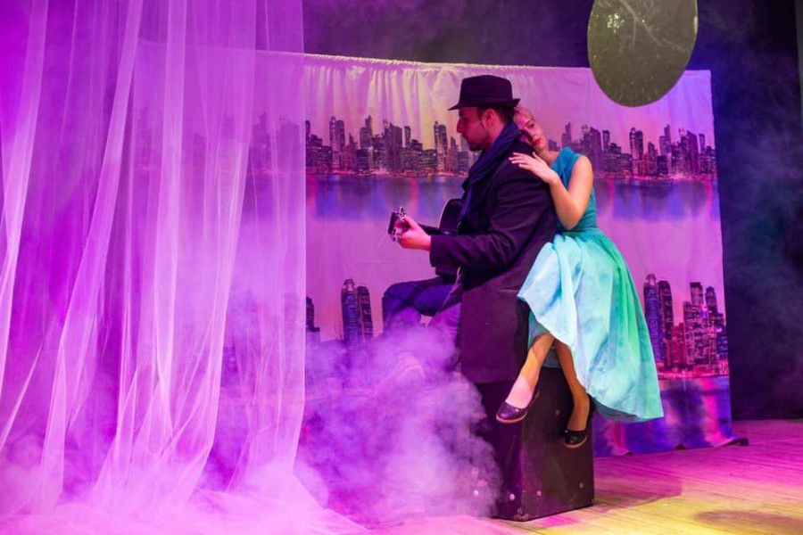 Головну та єдину роль у виставі виконає засновниця і актриса коломийського театру &laquo;Соломія&raquo; Мар'яна Код