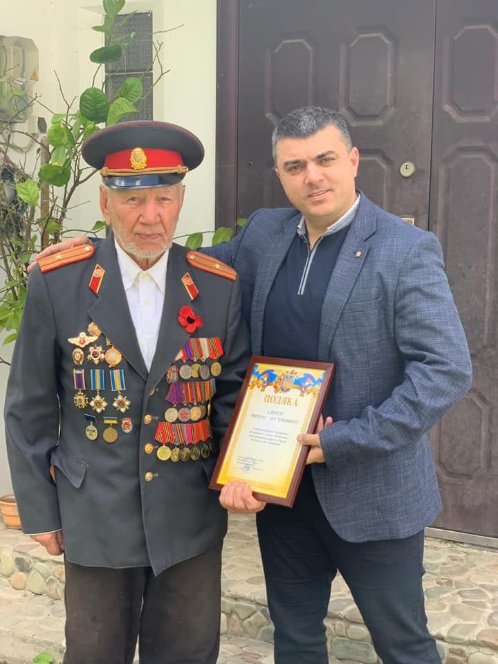 Микола Садула в своєму поважному віці піднімає гирю  вагою 32 кг та перепливає Дністер